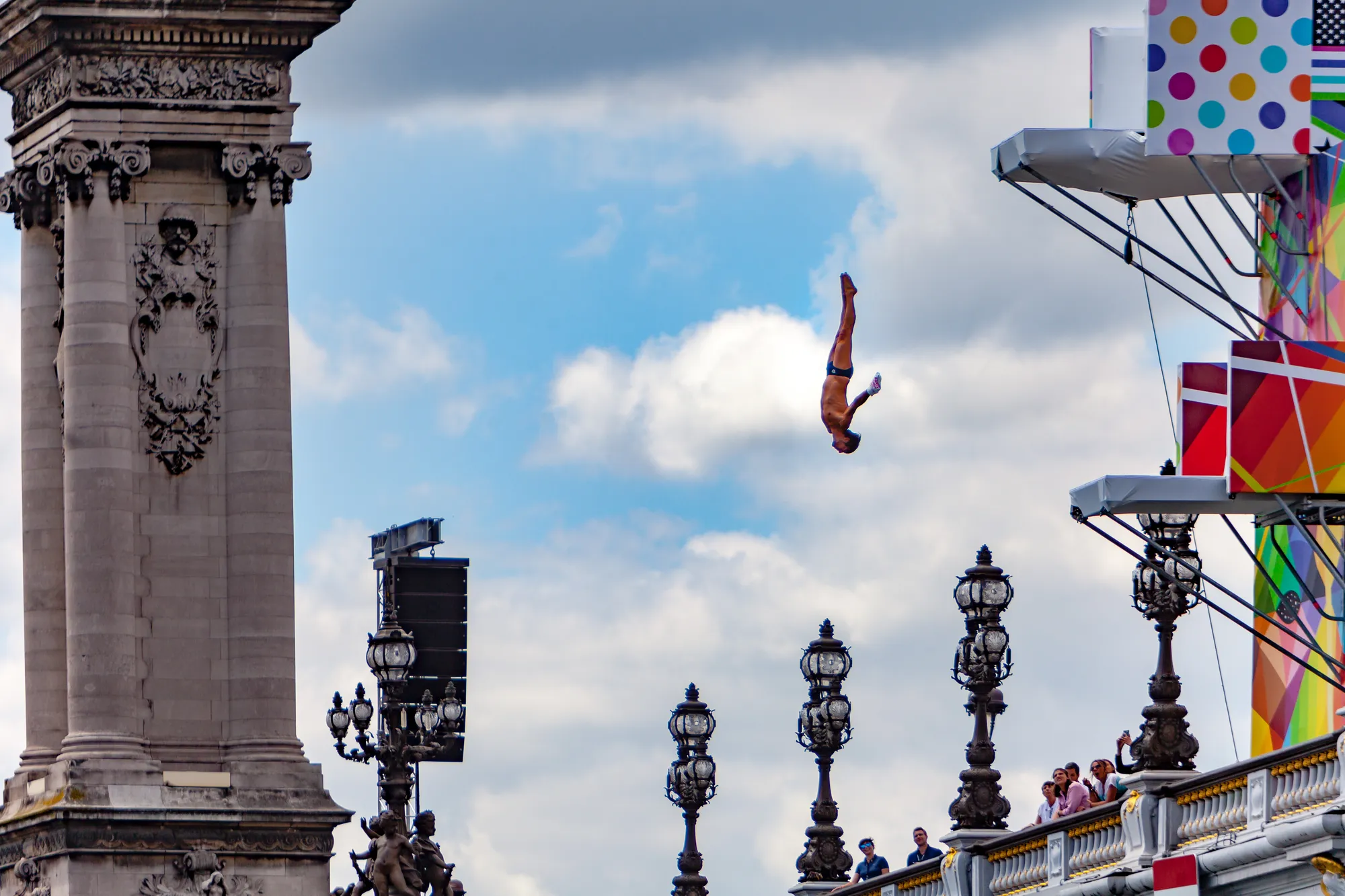 Plongeur de haut vol photographié en plein saut à Paris